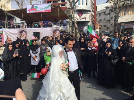 شرکت در راهپیمایی با لباس عروسی+عکس